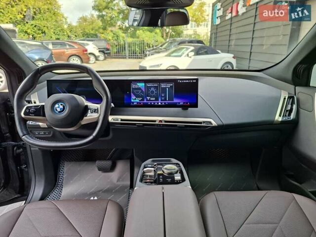 Серый БМВ iX, объемом двигателя 0 л и пробегом 20 тыс. км за 52900 $, фото 20 на Automoto.ua