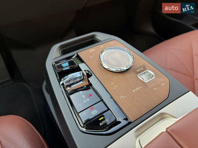 Серый БМВ iX, объемом двигателя 0 л и пробегом 15 тыс. км за 74400 $, фото 23 на Automoto.ua