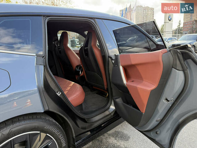 Серый БМВ iX, объемом двигателя 0 л и пробегом 15 тыс. км за 74400 $, фото 32 на Automoto.ua