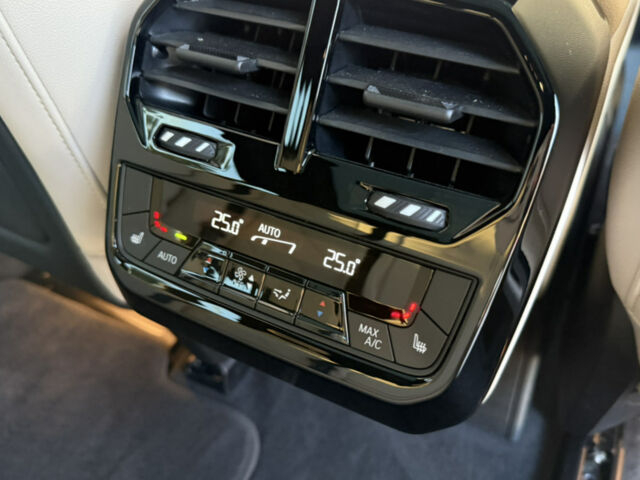 Синий БМВ iX, объемом двигателя 0 л и пробегом 12 тыс. км за 54000 $, фото 22 на Automoto.ua