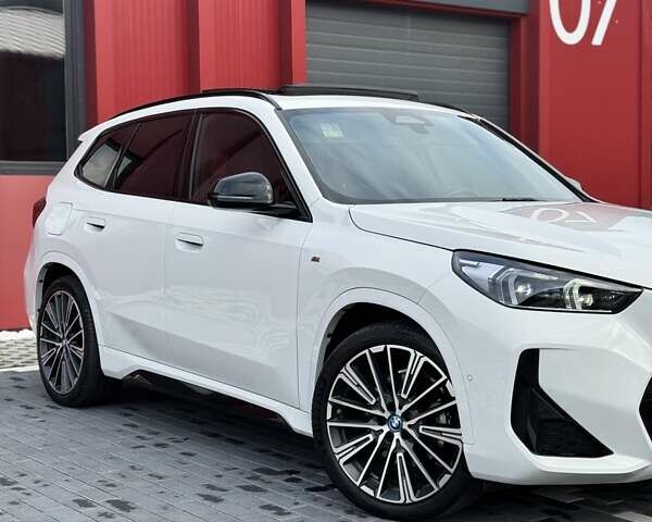 Белый БМВ iX1, объемом двигателя 0 л и пробегом 36 тыс. км за 37800 $, фото 3 на Automoto.ua