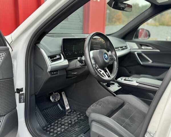 Белый БМВ iX1, объемом двигателя 0 л и пробегом 36 тыс. км за 37800 $, фото 16 на Automoto.ua