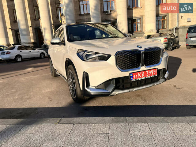 БМВ iX1 2023 в Киеве на Automoto.ua Белый БМВ iX1, объемом двигателя 0 л и пробегом 5 тыс. км за 31900 $, фото 3 на Automoto.ua