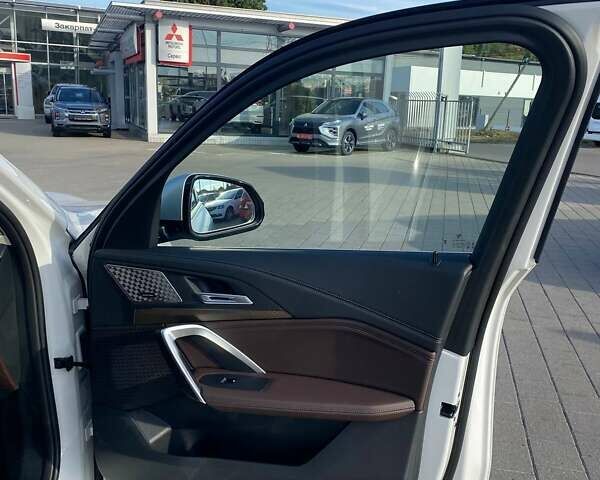 БМВ iX1 2023 у Мукачеве на Automoto.ua Білий БМВ iX1, об'ємом двигуна 0 л та пробігом 16 тис. км за 30900 $, фото 27 на Automoto.ua