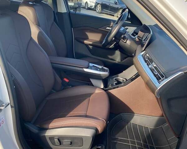 БМВ iX1 2023 у Мукачеве на Automoto.ua Білий БМВ iX1, об'ємом двигуна 0 л та пробігом 16 тис. км за 30900 $, фото 22 на Automoto.ua