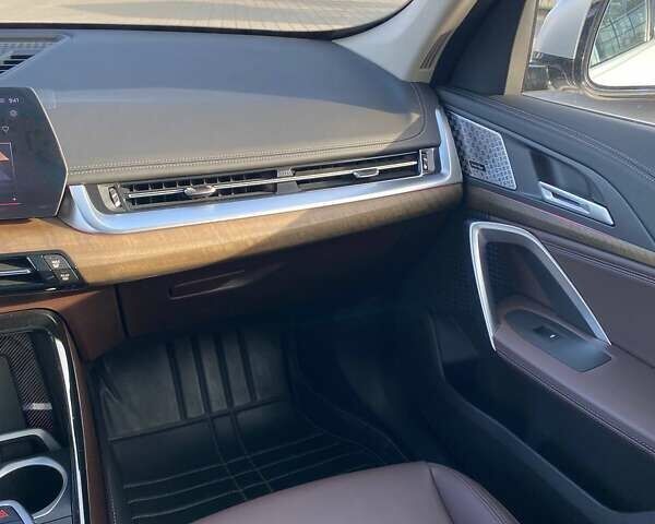 БМВ iX1 2023 у Мукачеве на Automoto.ua Білий БМВ iX1, об'ємом двигуна 0 л та пробігом 16 тис. км за 30900 $, фото 24 на Automoto.ua