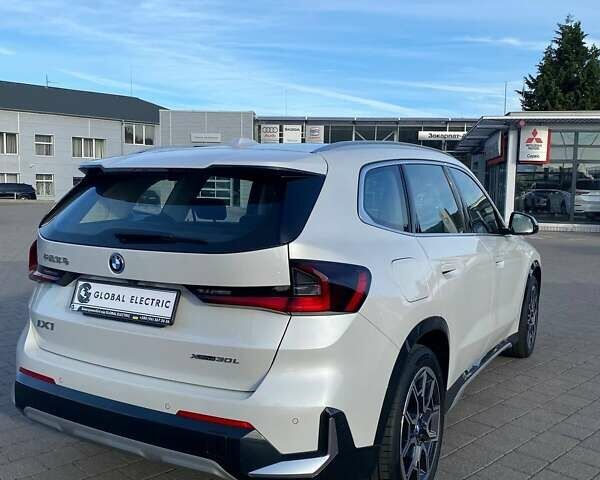 БМВ iX1 2023 у Мукачеве на Automoto.ua Білий БМВ iX1, об'ємом двигуна 0 л та пробігом 16 тис. км за 30900 $, фото 4 на Automoto.ua