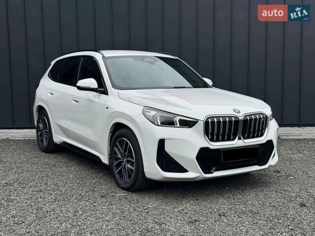 Белый БМВ iX1, объемом двигателя 0 л и пробегом 33 тыс. км за 42900 $, фото 3 на Automoto.ua