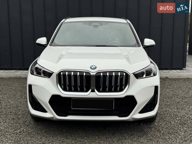 Белый БМВ iX1, объемом двигателя 0 л и пробегом 33 тыс. км за 42900 $, фото 1 на Automoto.ua