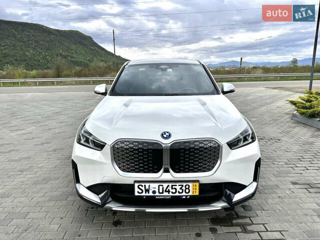 Белый БМВ iX1, объемом двигателя 0 л и пробегом 18 тыс. км за 30900 $, фото 2 на Automoto.ua