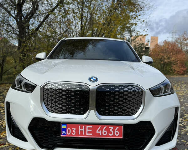 БМВ iX1 2024 в Ровно на Automoto.ua Белый БМВ iX1, объемом двигателя 0 л и пробегом 12 тыс. км за 36500 $, фото 2 на Automoto.ua