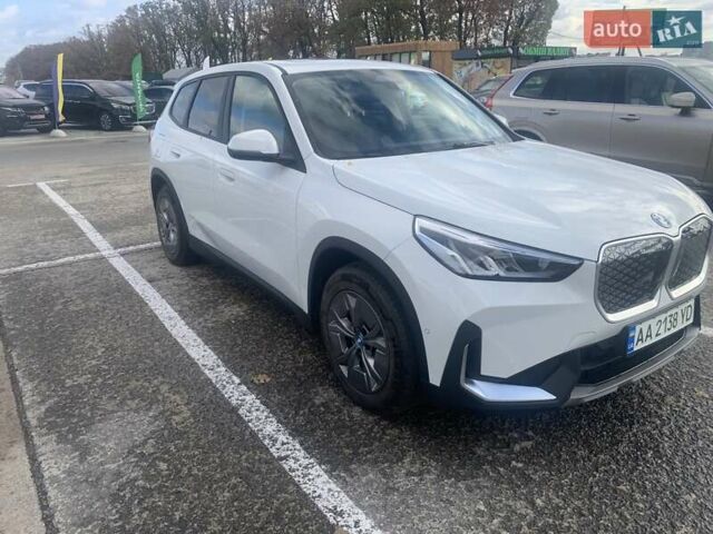 БМВ iX1 2024 у Києві на Automoto.ua Білий БМВ iX1, об'ємом двигуна 0 л та пробігом 1 тис. км за 47000 $, фото 1 на Automoto.ua