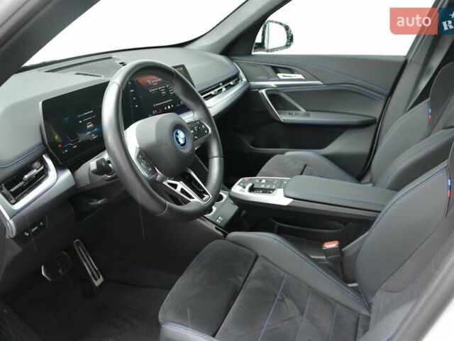 Белый БМВ iX1, объемом двигателя 0 л и пробегом 9 тыс. км за 43653 $, фото 4 на Automoto.ua