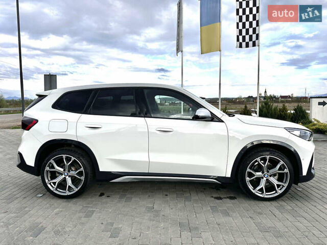 Белый БМВ iX1, объемом двигателя 0 л и пробегом 18 тыс. км за 30900 $, фото 4 на Automoto.ua