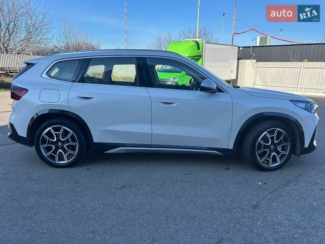 Белый БМВ iX1, объемом двигателя 0 л и пробегом 16 тыс. км за 31000 $, фото 3 на Automoto.ua