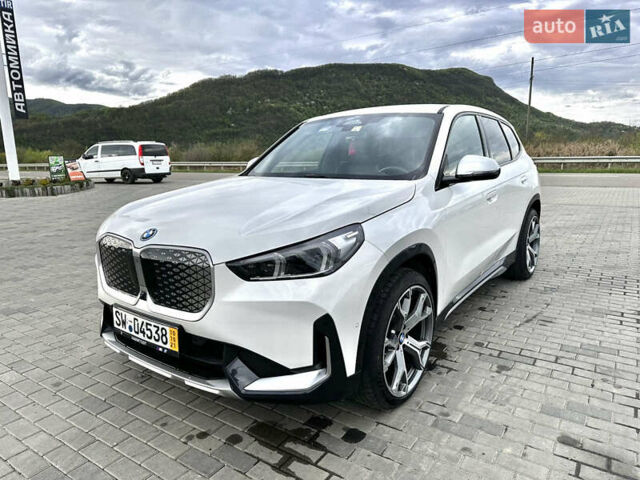 Белый БМВ iX1, объемом двигателя 0 л и пробегом 18 тыс. км за 30900 $, фото 1 на Automoto.ua