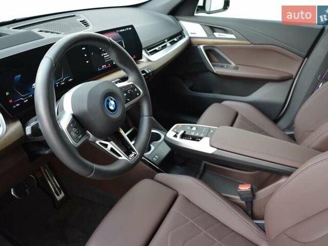 БМВ iX1 2025 в Киеве на Automoto.ua Белый БМВ iX1, объемом двигателя 0 л и пробегом 7 тыс. км за 55426 $, фото 4 на Automoto.ua