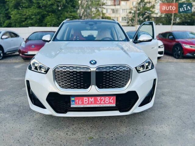 Белый БМВ iX1, объемом двигателя 0 л и пробегом 1 тыс. км за 34990 $, фото 5 на Automoto.ua