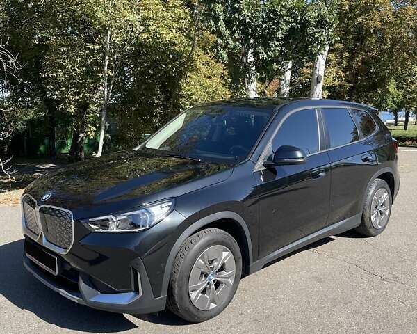 Черный БМВ iX1, объемом двигателя 0 л и пробегом 32 тыс. км за 34500 $, фото 1 на Automoto.ua