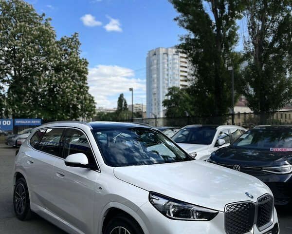 БМВ iX1, объемом двигателя 0 л и пробегом 1 тыс. км за 30599 $, фото 1 на Automoto.ua