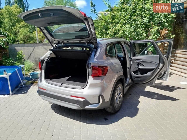 Серый БМВ iX1, объемом двигателя 0 л и пробегом 20 тыс. км за 25900 $, фото 5 на Automoto.ua