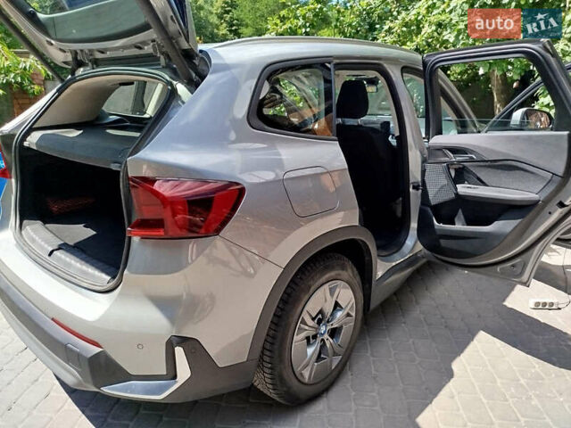 Серый БМВ iX1, объемом двигателя 0 л и пробегом 20 тыс. км за 25900 $, фото 3 на Automoto.ua