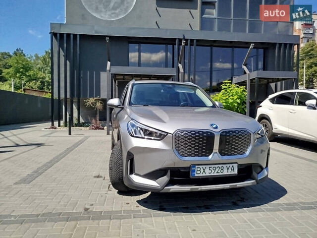 Серый БМВ iX1, объемом двигателя 0 л и пробегом 20 тыс. км за 25900 $, фото 2 на Automoto.ua