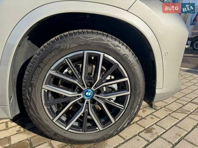 БМВ iX1 2024 в Житомире на Automoto.ua Серый БМВ iX1, объемом двигателя 0 л и пробегом 8 тыс. км за 52031 $, фото 2 на Automoto.ua