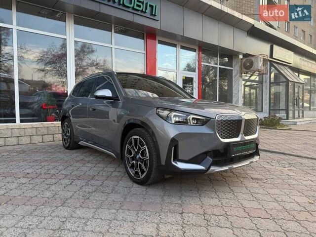 Серый БМВ iX1, объемом двигателя 0 л и пробегом 3 тыс. км за 33999 $, фото 2 на Automoto.ua