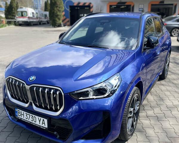 Синій БМВ iX1, об'ємом двигуна 0 л та пробігом 11 тис. км за 48500 $, фото 2 на Automoto.ua