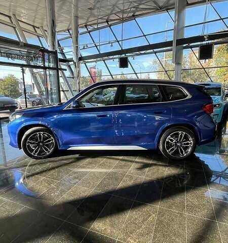 Синий БМВ iX1, объемом двигателя 0 л и пробегом 3 тыс. км за 33000 $, фото 2 на Automoto.ua