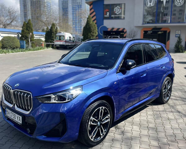 Синий БМВ iX1, объемом двигателя 0 л и пробегом 9 тыс. км за 51000 $, фото 2 на Automoto.ua