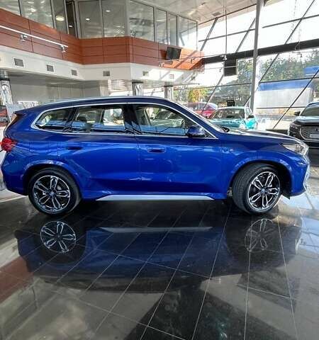 Синий БМВ iX1, объемом двигателя 0 л и пробегом 3 тыс. км за 33000 $, фото 3 на Automoto.ua