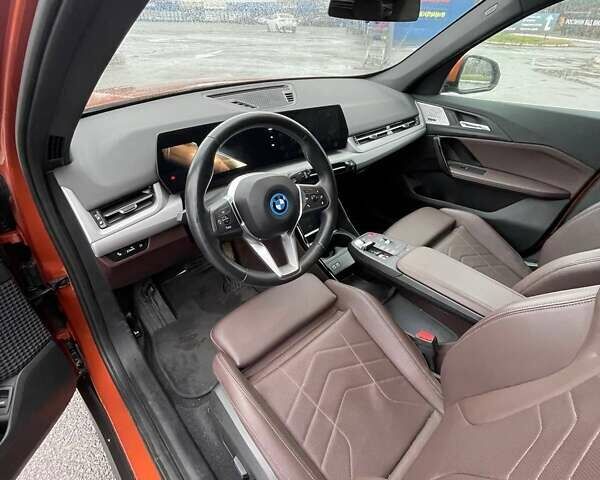 Помаранчевий БМВ iX1, об'ємом двигуна 0 л та пробігом 48 тис. км за 36200 $, фото 10 на Automoto.ua
