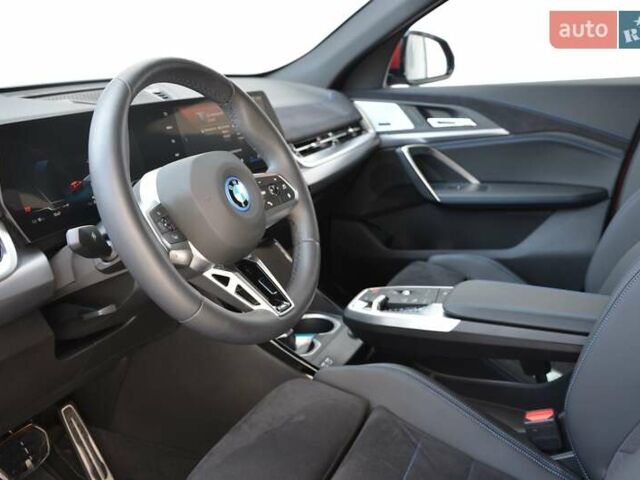 Красный БМВ iX2, объемом двигателя 0 л и пробегом 8 тыс. км за 45313 $, фото 4 на Automoto.ua