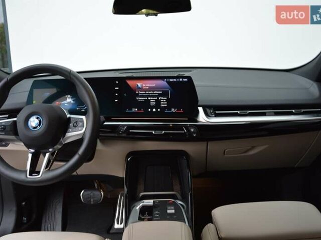 Красный БМВ iX2, объемом двигателя 0 л и пробегом 9 тыс. км за 53143 $, фото 5 на Automoto.ua