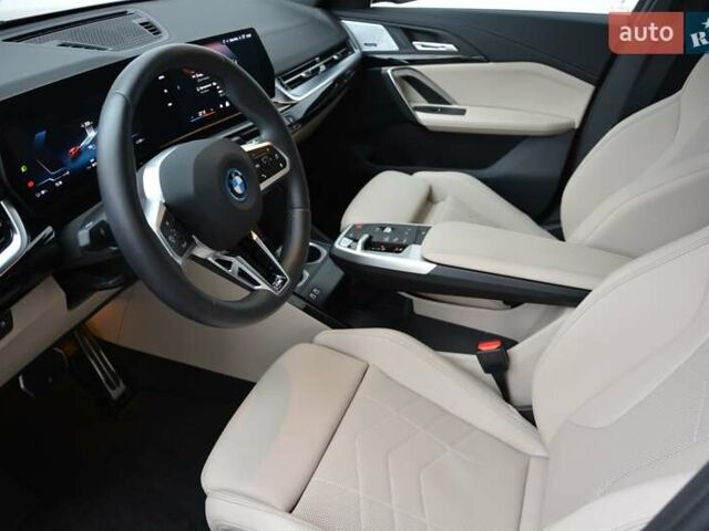 Красный БМВ iX2, объемом двигателя 0 л и пробегом 9 тыс. км за 53143 $, фото 4 на Automoto.ua