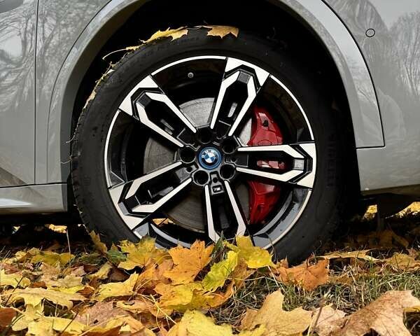 Серый БМВ iX2, объемом двигателя 0 л и пробегом 2 тыс. км за 61455 $, фото 10 на Automoto.ua