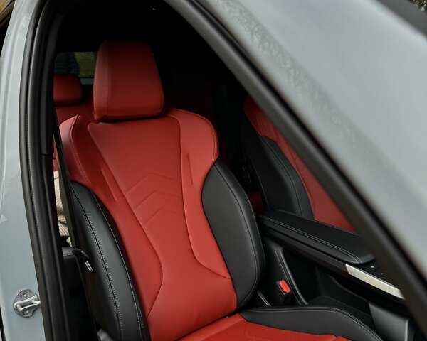 Серый БМВ iX2, объемом двигателя 0 л и пробегом 2 тыс. км за 61455 $, фото 17 на Automoto.ua