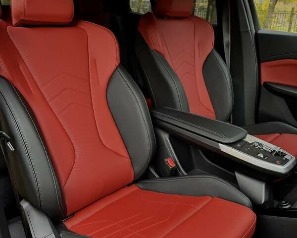 Серый БМВ iX2, объемом двигателя 0 л и пробегом 2 тыс. км за 61455 $, фото 18 на Automoto.ua