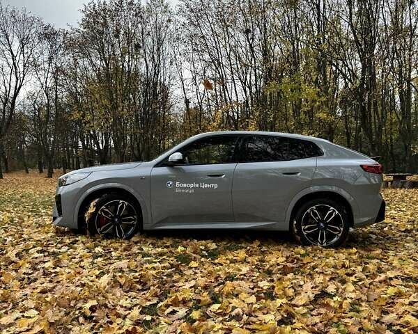 Серый БМВ iX2, объемом двигателя 0 л и пробегом 2 тыс. км за 61455 $, фото 3 на Automoto.ua