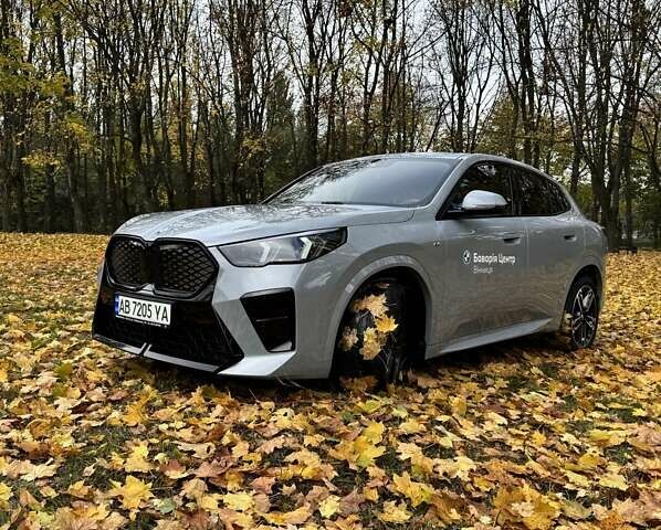 Серый БМВ iX2, объемом двигателя 0 л и пробегом 2 тыс. км за 61455 $, фото 2 на Automoto.ua