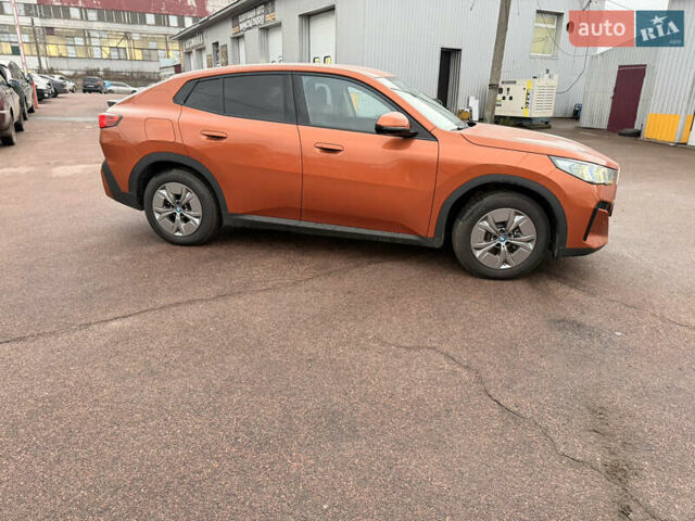 Оранжевый БМВ iX2, объемом двигателя 0 л и пробегом 10 тыс. км за 48000 $, фото 3 на Automoto.ua