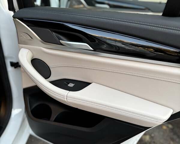 Белый БМВ iX3, объемом двигателя 0 л и пробегом 1 тыс. км за 50500 $, фото 40 на Automoto.ua