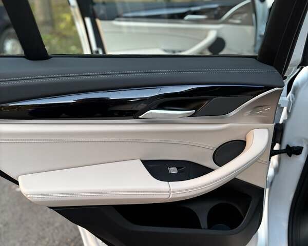 Белый БМВ iX3, объемом двигателя 0 л и пробегом 1 тыс. км за 50500 $, фото 42 на Automoto.ua