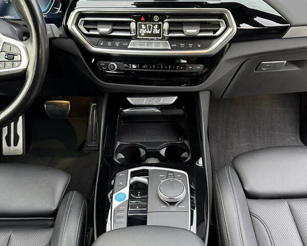 Черный БМВ iX3, объемом двигателя 0 л и пробегом 54 тыс. км за 39500 $, фото 3 на Automoto.ua