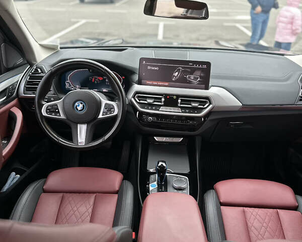 Серый БМВ iX3, объемом двигателя 0 л и пробегом 27 тыс. км за 39500 $, фото 2 на Automoto.ua