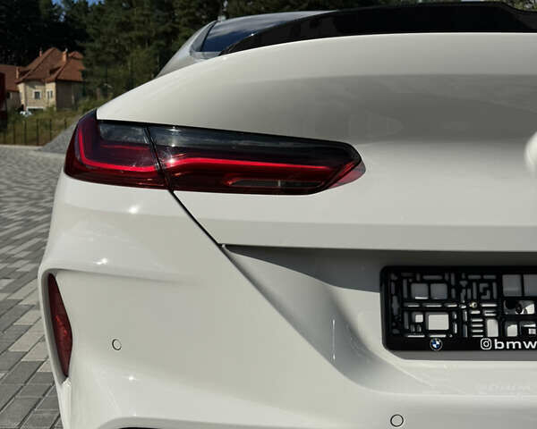 Белый БМВ M8 Gran Coupe, объемом двигателя 4.39 л и пробегом 10 тыс. км за 135000 $, фото 11 на Automoto.ua