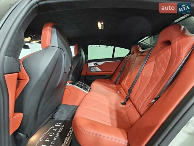Белый БМВ M8 Gran Coupe, объемом двигателя 4.39 л и пробегом 31 тыс. км за 144999 $, фото 15 на Automoto.ua