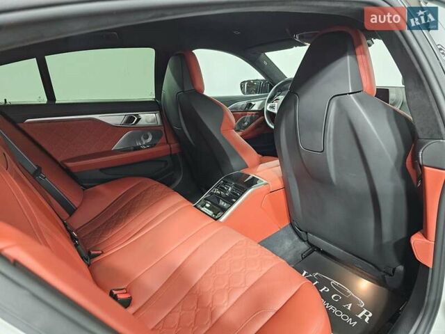 Белый БМВ M8 Gran Coupe, объемом двигателя 4.39 л и пробегом 31 тыс. км за 144999 $, фото 17 на Automoto.ua